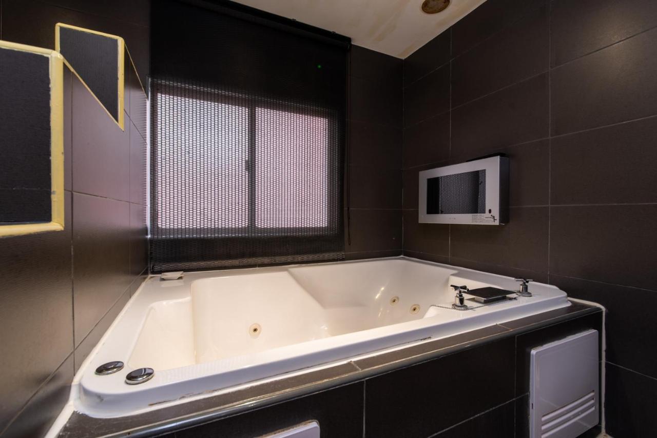 The Riverside Hotel Fashion Kaohsiung Exterior photo